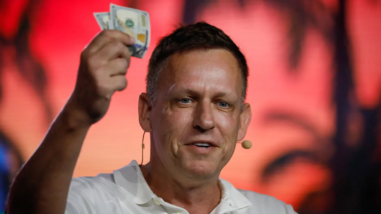Peter Thiel holding cash, on stage